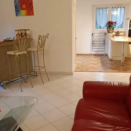 Casa de Férias Location Rez De Maison Dans Quartier Saint-Raphaël