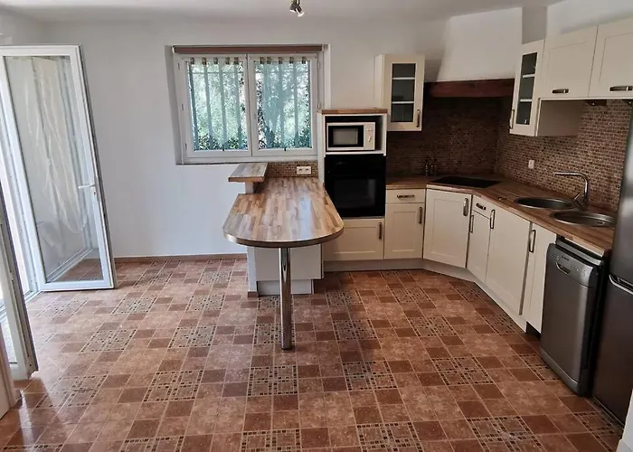 Location Rez De Maison Dans Quartier Feriehus Saint-Raphaël