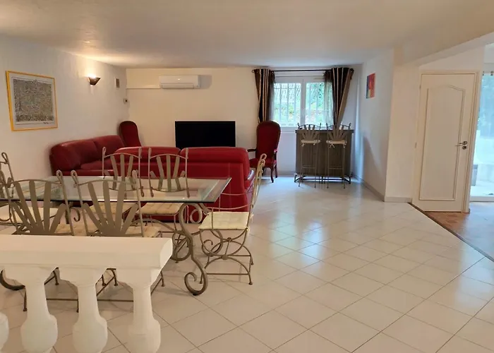 Location Rez De Maison Dans Quartier Ferienhaus Saint-Raphaël